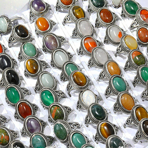 Bague de fiançailles vintage en alliage plaqué or avec pierres en zircon serties à griffes pour hommes et femmes - Product Image 2