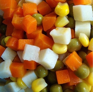 Mélange <span class=keywords><strong>de</strong></span> légumes en <span class=keywords><strong>conserve</strong></span> (<span class=keywords><strong>carotte</strong></span>, <span class=keywords><strong>pois</strong></span>, maïs, pomme <span class=keywords><strong>de</strong></span> terre) pour salade, soupe, accompagnement, repas prêt-à-manger, végétalien, OEM, marque privée, approvisionnement en vrac, eau salée - Product Image 1