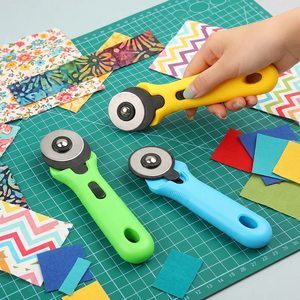<span class=keywords><strong>Cutter</strong></span> rotatif multicolore <span class=keywords><strong>premium</strong></span> 45 mm, conception sécurisée, poignée ergonomique en plastique, lame en acier, outil de découpe DIY pour la couture - Product Image 6