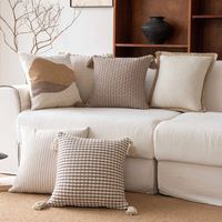 Housse de coussin carrée 45x45 anti-plis à rayures géométriques, avec pompons tissés, style moderne et minimaliste, pour canapé de salon et maison d'hôtes