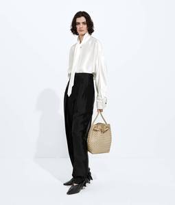 Bolso de Mano de Lujo Bottega BV 2026 en Piel Intrecciato Flexible con Detalle de Nudo Distintivo y Correa de Hombro Deslizante Veneta - Product Image 5