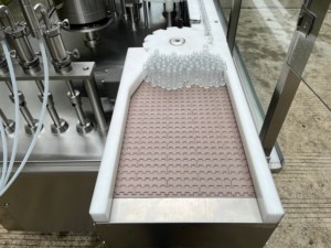 เครื่องบรรจุและปิดฝาขวดและหลอดแบบอัตโนมัติ 4 หัว แบบปั๊มกลไก สำหรับบรรจุของเหลว ปริมาณ 5-200 มล. - Product Image 3