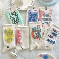 Chaussettes longues blanches de sport sur mesure, en gros, avec motifs graffiti tendance, en coton, antidérapantes et résistantes à l'usure.