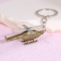 Porte-clés hélicoptère rétro - Breloque avion en métal multicolore, accessoire de sac à dos pour les amateurs d'aviation