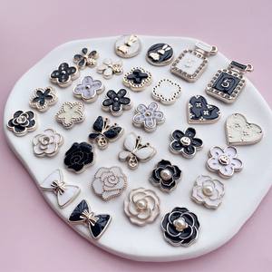 Achetez <span class=keywords><strong>des</strong></span> ornements de chaussures en résine <span class=keywords><strong>pas</strong></span> chers, accessoires de bijoux DIY, breloques pour coques de téléphone, patchs décoratifs en forme de fleurs de camélia et de rose, et décorations pour chaussures. - Product Image 2