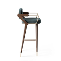 Chaise de bar moderne en bois massif couleur noyer australien, tabouret de comptoir couleur laiton poli pour restaurant et îlot de cuisine d'hôtel