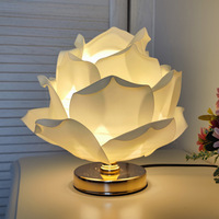 Lampe de table en métal de style européen et américain, créative, à grande fleur de rose, éclairage d'ambiance en forme de lotus, décoration onirique et Instagram-worthy