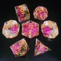 Set Dadu DND Transparan Berpinggir Tajam Buatan Tangan dengan Bunga Kering Fuchsia untuk Permainan Meja