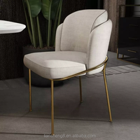 Fauteuil de bureau contemporain capitonné pour la maison, avec revêtement en tissu, dossier incurvé et moelleux, 4 pieds en métal