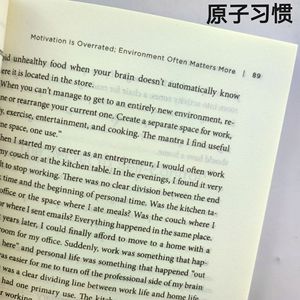 En stock: Atomic Habits - El mejor libro de novela en inglés con la teoría de la Fábrica de la Comodidad, disponible en tapa blanda, tapa dura y tapa rígida impresa. - Product Image 3