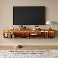 Meuble TV en bois réglable de style farmhouse avec porte coulissante flottante et design à panneaux pour salon