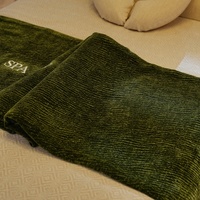Chemin de lit vert foncé uni pour table de massage de spa avec logo personnalisé