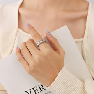 Anillo de acero inoxidable chapado en oro de 18 quilates de lujo, minimalista, vintage, con circonitas estrelladas, para mujer. - Product Image 3