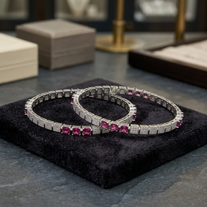 Compre en Línea Juego de 2 Brazaletes Clásicos de Latón con Circonitas Cúbicas de Calidad de Exportación, con Baño de Rodio, Libres de Níquel y Plomo para Mujer - Product Image 2