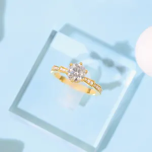 Yu Ying элегантный стиль 18K сплошной золотой круглой формы VVS D Цвет Муассанит бриллиант для обручального кольца