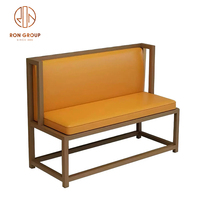 Ensemble de meubles modernes pour café, restaurant, table à manger en bois, canapé en cuir orange, ensemble complet