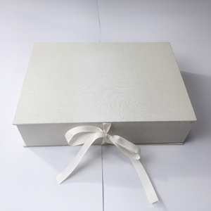 Elegante Scatola Regalo in Lino con Chiusura Magnetica |   Dimensioni, colore e design personalizzabili |   Confezioni Ispirate ai Libri - Product Image 3