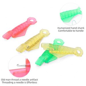 Enhebrador de plástico en forma de pez pequeño multiusos, artefacto de enhebrado de aguja, herramienta de costura Diy hecha a mano - Product Image 2