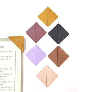 Marque-page d'angle en cuir gaufré pour femmes et enfants, couleur personnalisée, accessoires de livre faits à la main, cadeau de lecture - Product Image 1