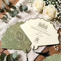 Éventails de mariage personnalisés en papier floral, carton texturé, impression couleur, pompon orange, invitations, cadeaux pour invités de mariage en plein air dans un jardin