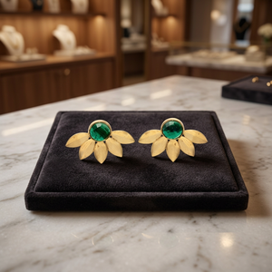 Élevez votre style avec la beauté naturelle des boucles d'oreilles rondes en laiton plaqué or avec pierre précieuse d'onyx vert - Product Image 2