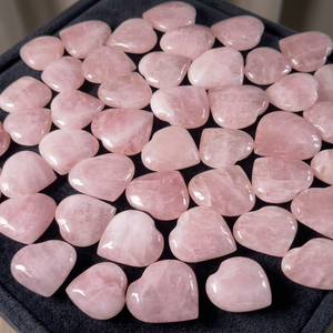 Cœurs en quartz rose naturel en forme de cœur, faits à la main, style New Age, métaphysiques, 30-70mm, en gros, à vendre - Product Image 1
