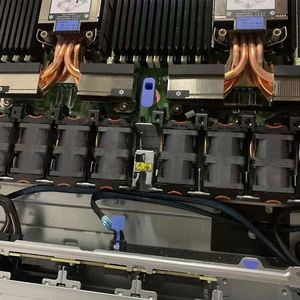 Serveur en rack Platinum Efficiency SR645 V2 1U avec alimentation 1100W, 1 To, 930-8i pour utilisation en mode critique, en stock - Product Image 3