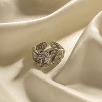 Nouveau design de bague en acier inoxydable plaqué or PVD 18 carats étanche à texture irrégulière pour femmes