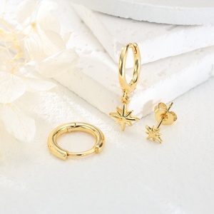 Pendientes Minimalistas de Cobre Color Oro para Mujer, Diseño Geométrico de Estrella Pequeña, con Circonitas como Piedras Principales, Ideales para Regalo - Product Image 1