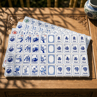 Ensemble de mahjong américain luxueux inspiré de la porcelaine bleue, tuiles en acrylique polies à la main avec nappe bleue antidérapante