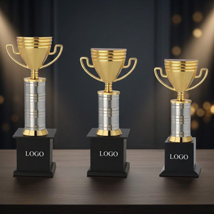 Trophée portable plaqué or avec colonne argentée et base noire pour récompenses sportives – Conception durable - Product Image 1