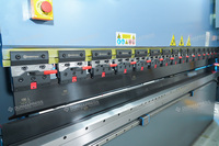 Prensa Plegadora CNC Multieje con Brazo Robótico Servo y Compensación Automática de Corona, Taller de Fabricación Personalizada de Alta Precisión