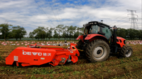 Récolteuse de patates douces à double rangée montée sur tracteur pour la vente Machine de récolte de patates douces