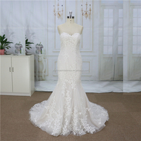 Robe de mariée bustier en dentelle française, décolleté plongeant en cœur avec des motifs de feuilles, tenue pelucheuse