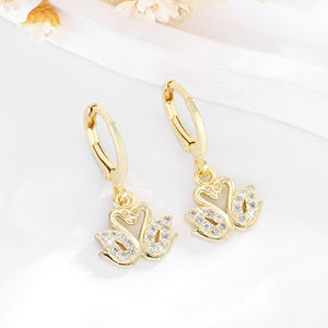 2025 colgante de cisne de amor delicado de alta calidad 14K cobre chapado en oro con incrustaciones de circón uso diario pendientes de latón joyería de mujer - Product Image 3