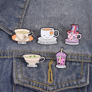 Broche de metal esmaltado con diseño de taza de té divertida, para bebidas, zumos y té de perlas, accesorios de ropa al por mayor - Product Image 1