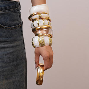 Bracelet en résine ondulée irrégulière teinte en <span class=keywords><strong>blanc</strong></span> KAIMEI 2025, nouvelle arrivée, luxe, mode, plaqué or 18 carats, bracelet minimaliste <span class=keywords><strong>blanc</strong></span> - Product Image 2