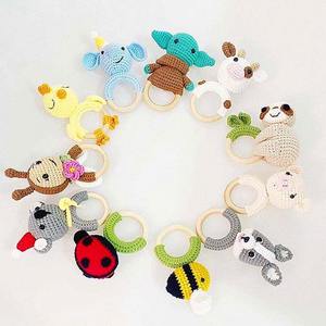 Maßgefertigte Baby-Baumwoll-Holz Handgestrickte Rasseln Cartoon-Tier-Armband Handglocke Beruhigende Puppe Werbegeschenk-Spielzeuge - Product Image 1