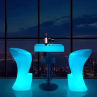 Table de bar d'extérieur moderne lumineuse à LED avec tabouret Chaise de table de café et de cocktail de loisirs Design métallique créatif