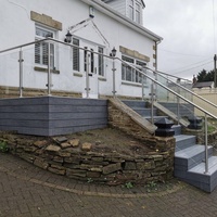 Poteau de balustrade en verre sans cadre en acier inoxydable pour extérieur, conception personnalisée, vente en gros, avec accessoires pour terrasse, patio, balcon, escalier, villa