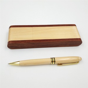 Set Regalo di <span class=keywords><strong>Penne</strong></span> <span class=keywords><strong>in</strong></span> Legno <span class=keywords><strong>Fatte</strong></span> <span class=keywords><strong>a</strong></span> <span class=keywords><strong>Mano</strong></span>, Ecologiche, di Alta Qualità, Lussuose, Personalizzabili con Logo Inciso, Penna <span class=keywords><strong>a</strong></span> Sfera <span class=keywords><strong>in</strong></span> Legno con Astuccio <span class=keywords><strong>in</strong></span> Legno - Product Image 5