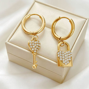 Pendientes de Moda Coreanos al por Mayor de Acero Inoxidable 316L con Baño de Oro PVD de 14k y 18k, Diseño Asimétrico con Zirconia y Cierre de Llave para Mujer - Product Image 2