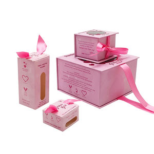 صندوق قابل للطي بإغلاق مغناطيسي مخصص منقوش باللون الوردي مع بطانة من الساتان الحريري وإسفنج داخلي لتغليف وصلات الشعر المعاد تدويرها - Product Image 6