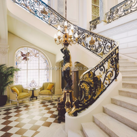 Rampe d'escalier en fer de style européen du milieu du siècle avec poteau central forgé à la main, résistant à la rouille, montage au sol pour hôtel et maison royale à l'intérieur