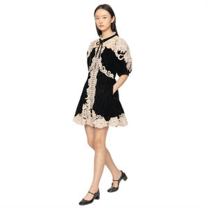 Robe mini cocktail noire élégante vintage pour femme, style Hepburn français, avec empiècements en dentelle patchwork, coupe trapèze en tissu peigné et effet ventre plat - Product Image 2