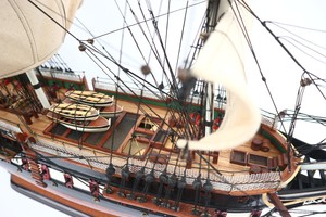 Maqueta de la USS Constitution de GIA NHIEN (detalle pintado) - Barco de Vela Histórico para Decoración de Hogar/Oficina y Regalos Corporativos - Product Image 5