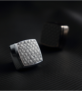 คลิปน้ำหอมติดรถยนต์ทรงสี่เหลี่ยมทันสมัย ผลิตจากอลูมิเนียมอัลลอยคุณภาพพร้อมเคลือบหนัง ดีไซน์เรียบง่าย ใช้เป็นเครื่องหอมภายในรถยนต์ - Product Image 2