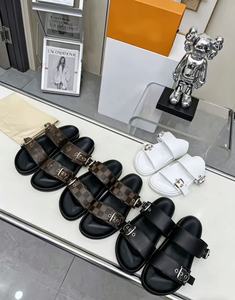 Sandalias de Verano de Cuero de Diseño de Alta Gama, Sandalias Planas para Hombre y Mujer, Sandalias Deslizantes con Ajuste de Hebilla - Product Image 1