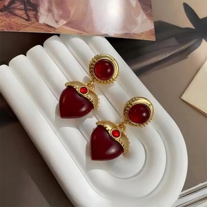 Boucles d'oreilles pendantes géométriques en forme de cœur pour femme, style rétro français, couleur bordeaux, en cuivre rouge et résine, accessoire de mode de luxe léger - Product Image 1
