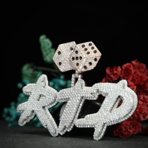 Colgante Personalizado de Doble Capa con Inicial de Moissanita de Phoenix Enterprise, Colgante Hip Hop de Plata 925 de Phoenix Enterprise - Product Image 2